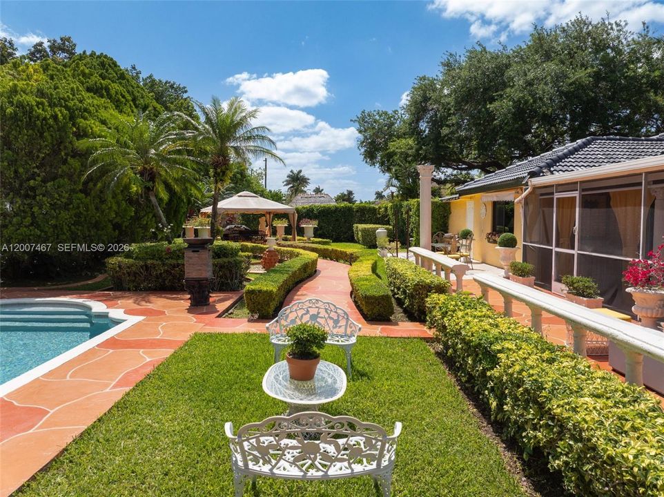 En Venta: $1,150,000 (4 camas, 2 baños, 2444 Pies cuadrados)