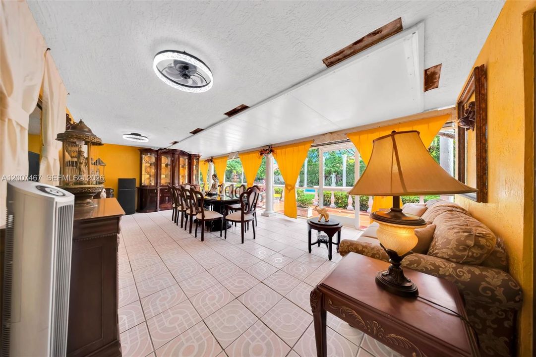 En Venta: $1,150,000 (4 camas, 2 baños, 2444 Pies cuadrados)