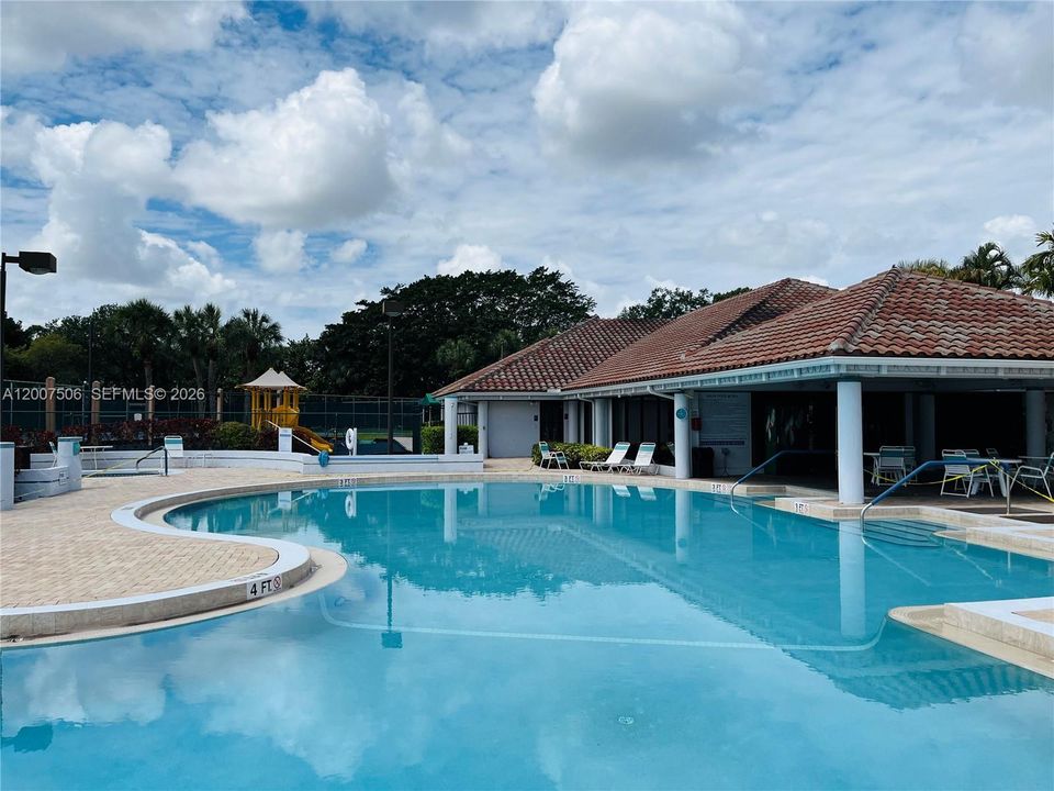 Activo con contrato: $315,000 (3 camas, 2 baños, 1298 Pies cuadrados)