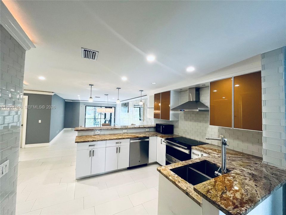 Activo con contrato: $315,000 (3 camas, 2 baños, 1298 Pies cuadrados)