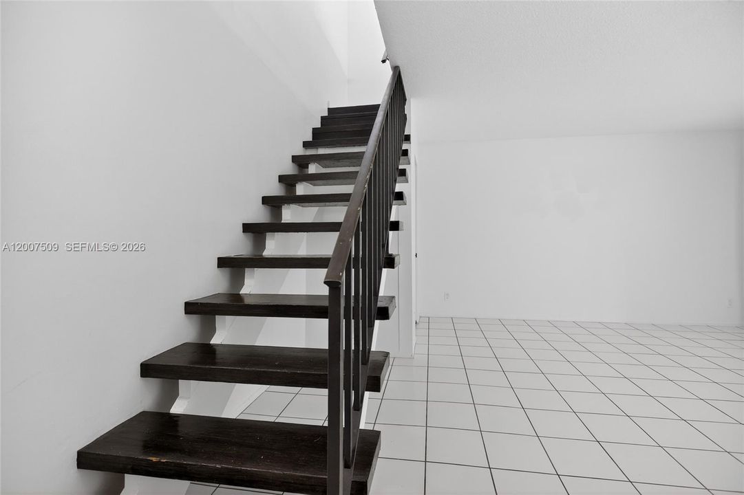 For Sale: $199,999 (2 beds, 1 baths, 1104 Square Feet)