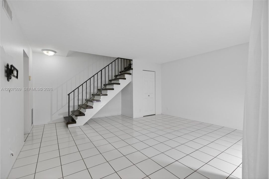 For Sale: $199,999 (2 beds, 1 baths, 1104 Square Feet)
