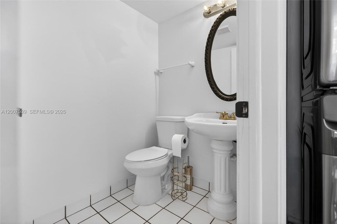 For Sale: $199,999 (2 beds, 1 baths, 1104 Square Feet)