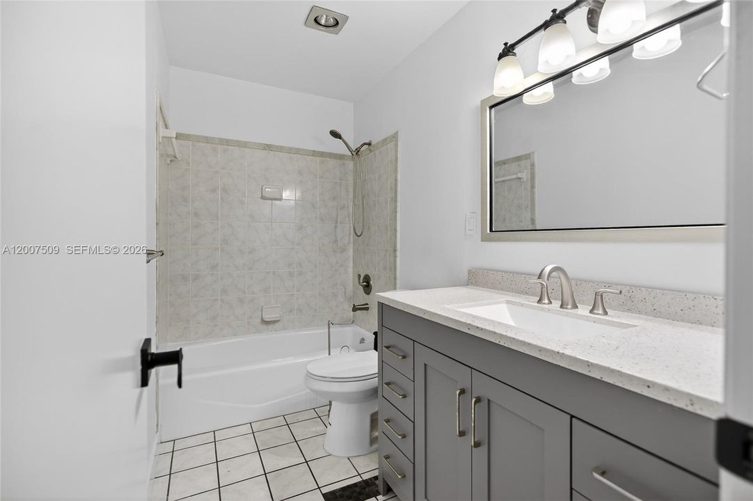 For Sale: $199,999 (2 beds, 1 baths, 1104 Square Feet)