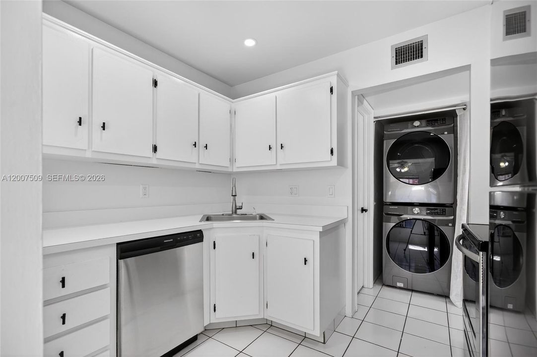 For Sale: $199,999 (2 beds, 1 baths, 1104 Square Feet)