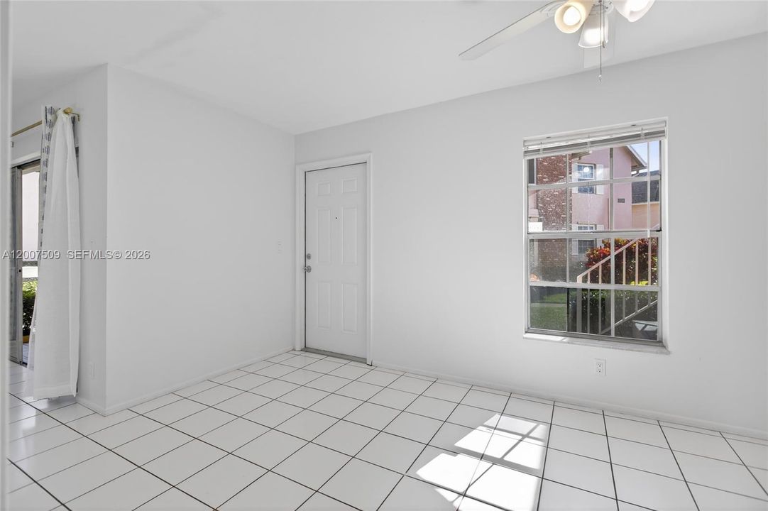 For Sale: $199,999 (2 beds, 1 baths, 1104 Square Feet)