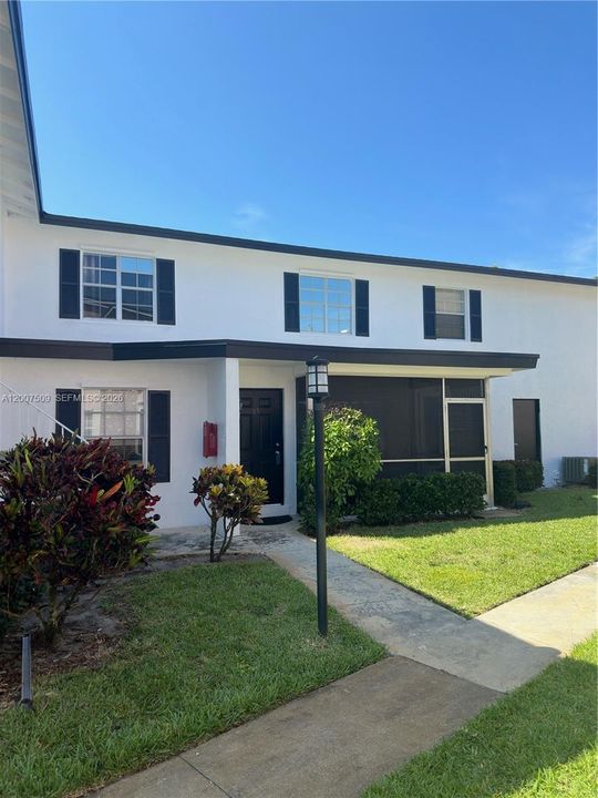 For Sale: $199,999 (2 beds, 1 baths, 1104 Square Feet)
