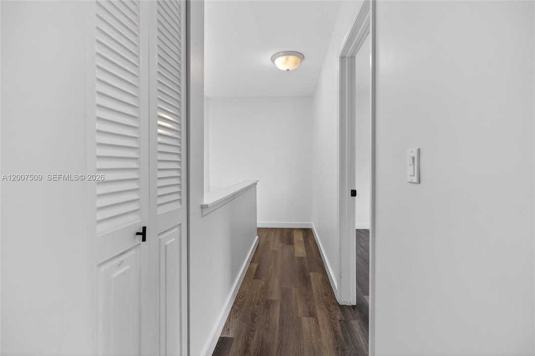 For Sale: $199,999 (2 beds, 1 baths, 1104 Square Feet)