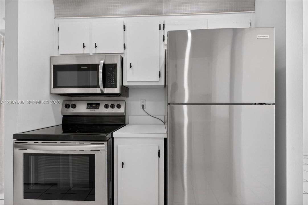 For Sale: $199,999 (2 beds, 1 baths, 1104 Square Feet)