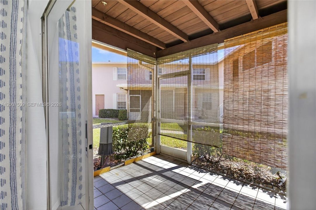 For Sale: $199,999 (2 beds, 1 baths, 1104 Square Feet)