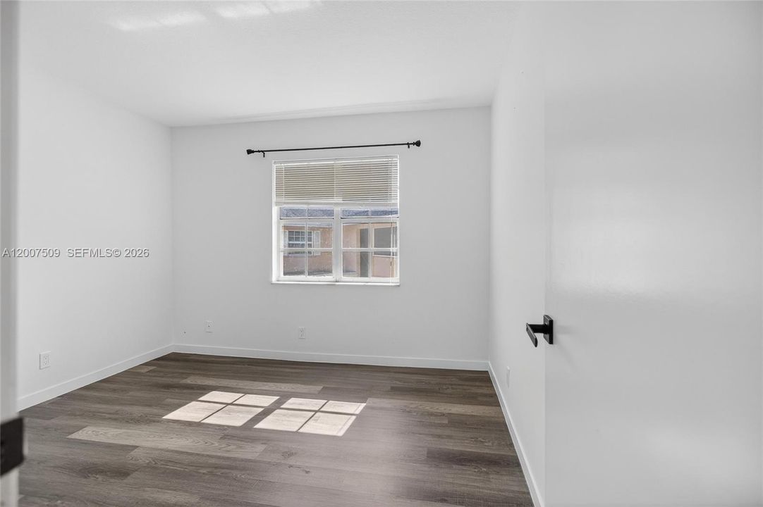 For Sale: $199,999 (2 beds, 1 baths, 1104 Square Feet)