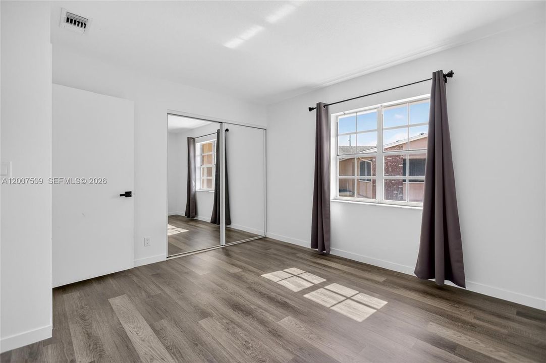 For Sale: $199,999 (2 beds, 1 baths, 1104 Square Feet)