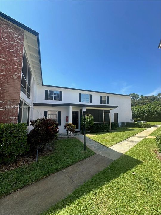 For Sale: $199,999 (2 beds, 1 baths, 1104 Square Feet)
