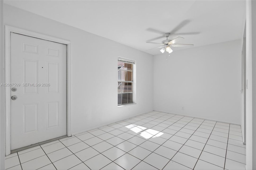 For Sale: $199,999 (2 beds, 1 baths, 1104 Square Feet)