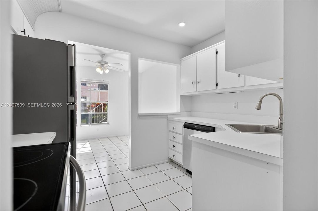 For Sale: $199,999 (2 beds, 1 baths, 1104 Square Feet)