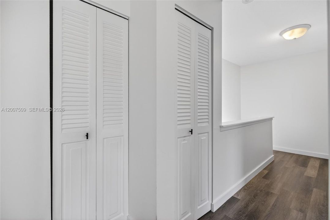 For Sale: $199,999 (2 beds, 1 baths, 1104 Square Feet)