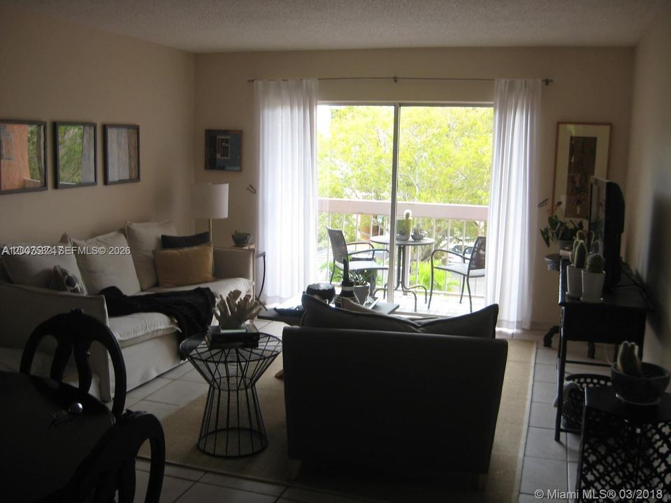 Active With Contract: $1,950 (2 beds, 1 baths, 804 Square Feet)