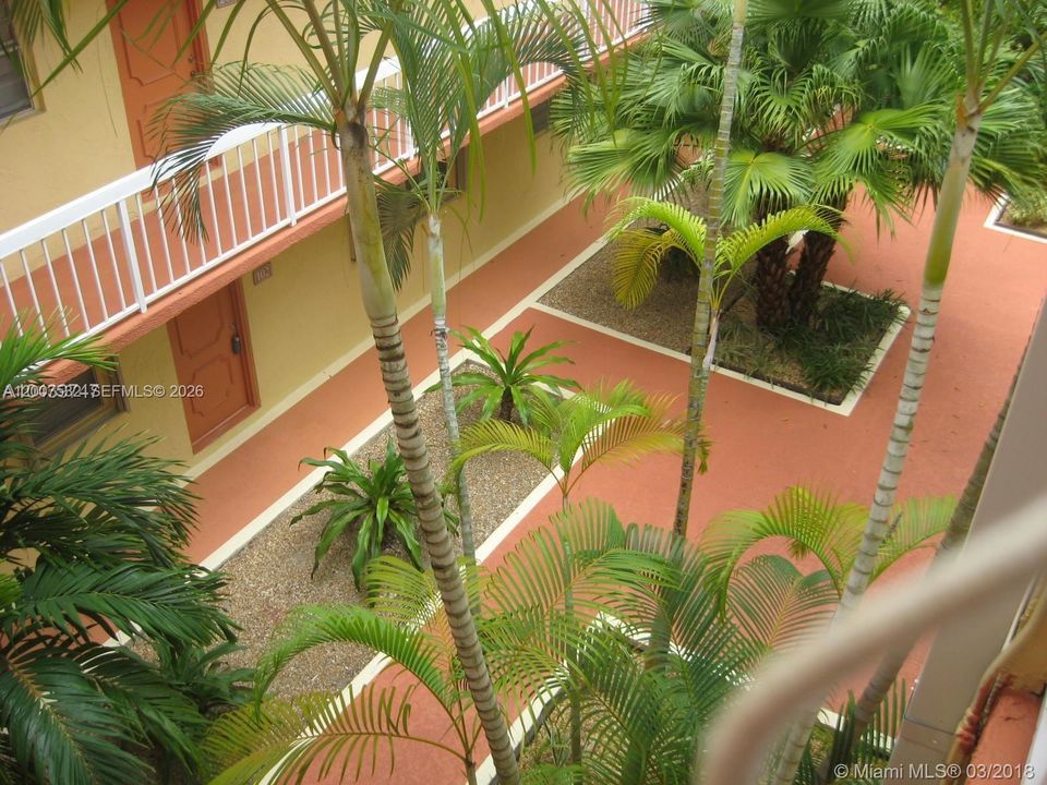 Active With Contract: $1,950 (2 beds, 1 baths, 804 Square Feet)