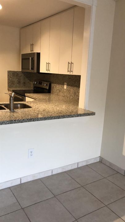 Active With Contract: $1,950 (2 beds, 1 baths, 804 Square Feet)