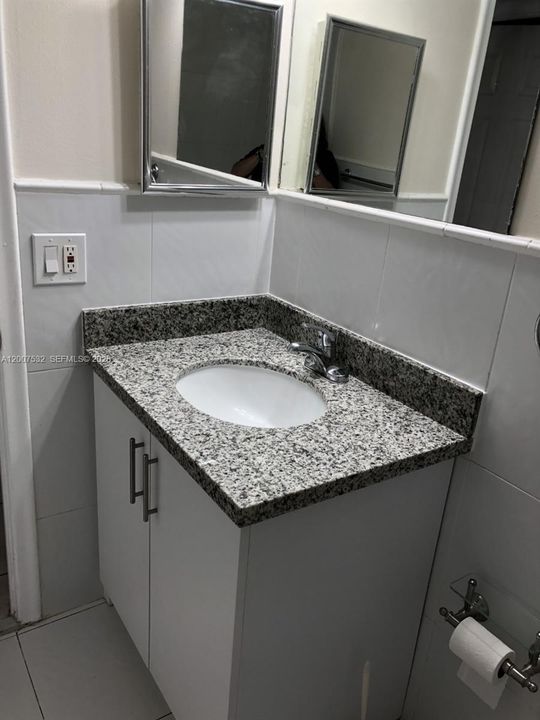 Active With Contract: $1,950 (2 beds, 1 baths, 804 Square Feet)