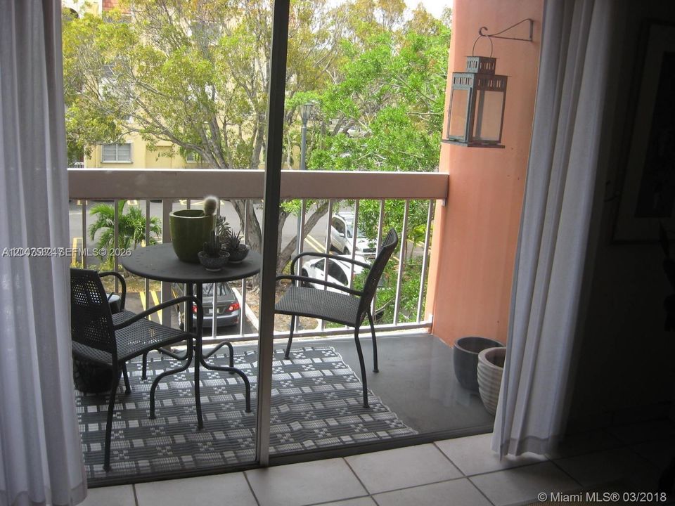 Active With Contract: $1,950 (2 beds, 1 baths, 804 Square Feet)