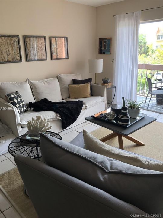 Active With Contract: $1,950 (2 beds, 1 baths, 804 Square Feet)