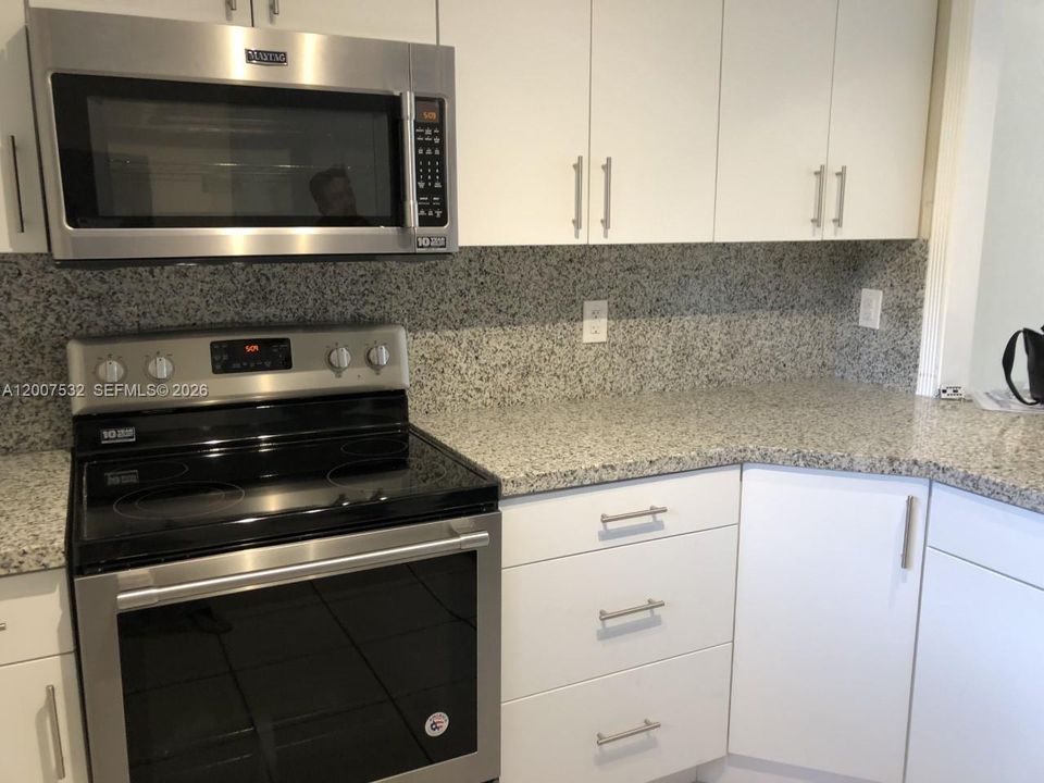 Active With Contract: $1,950 (2 beds, 1 baths, 804 Square Feet)