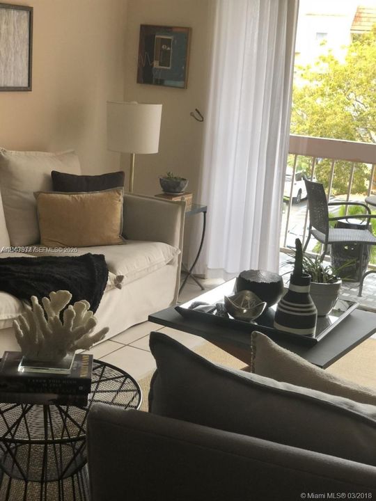 Active With Contract: $1,950 (2 beds, 1 baths, 804 Square Feet)