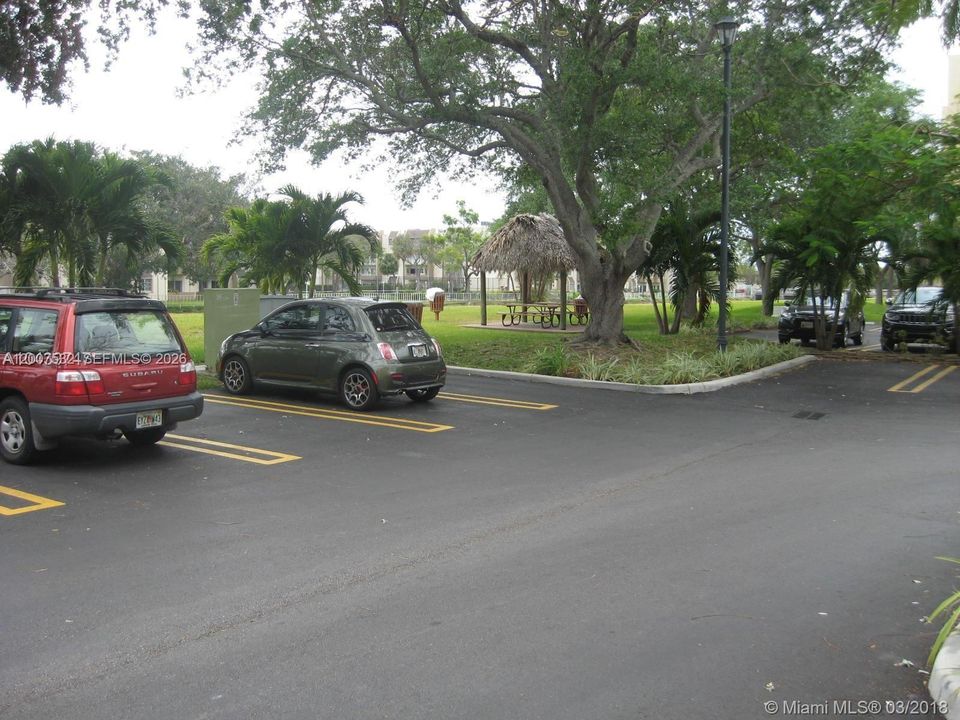 Active With Contract: $1,950 (2 beds, 1 baths, 804 Square Feet)