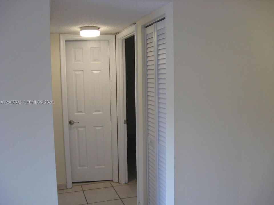 Active With Contract: $1,950 (2 beds, 1 baths, 804 Square Feet)