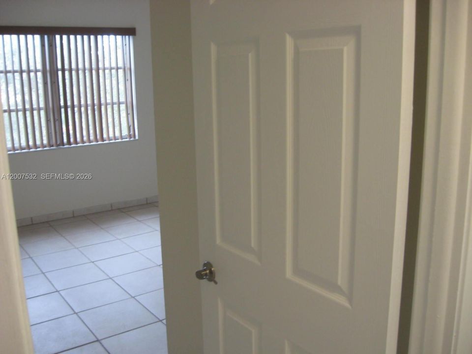 Active With Contract: $1,950 (2 beds, 1 baths, 804 Square Feet)