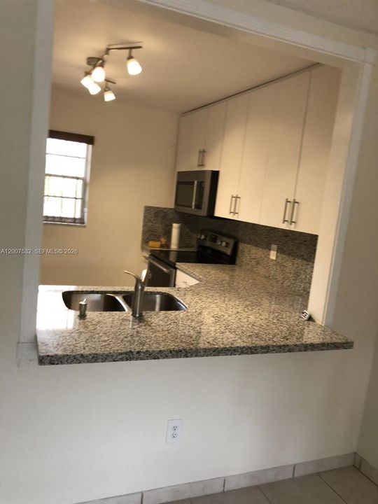 Active With Contract: $1,950 (2 beds, 1 baths, 804 Square Feet)
