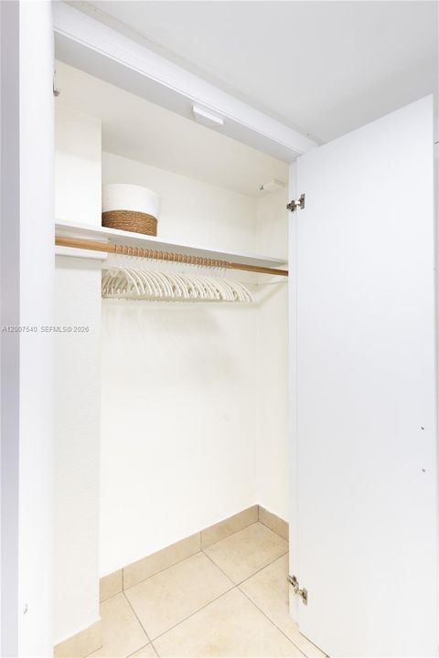 For Sale: $185,000 (0 beds, 1 baths, 410 Square Feet)