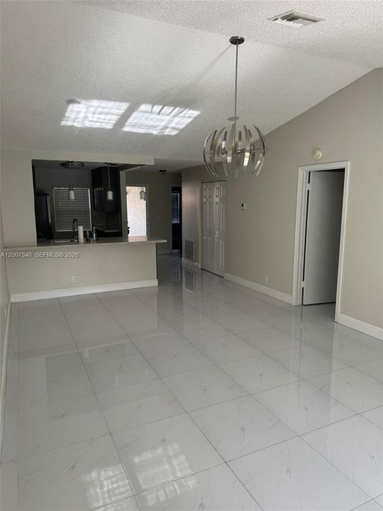 На продажу: $380,000 (2 спален, 2 ванн, 1026 Квадратных фут)
