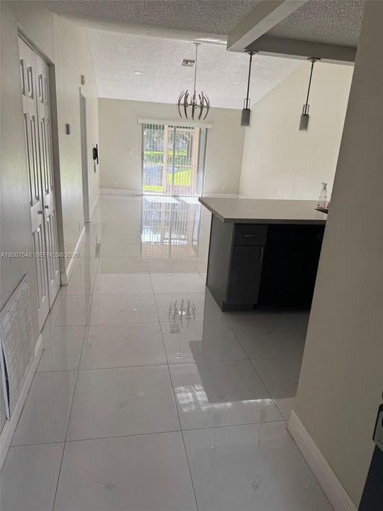 На продажу: $380,000 (2 спален, 2 ванн, 1026 Квадратных фут)