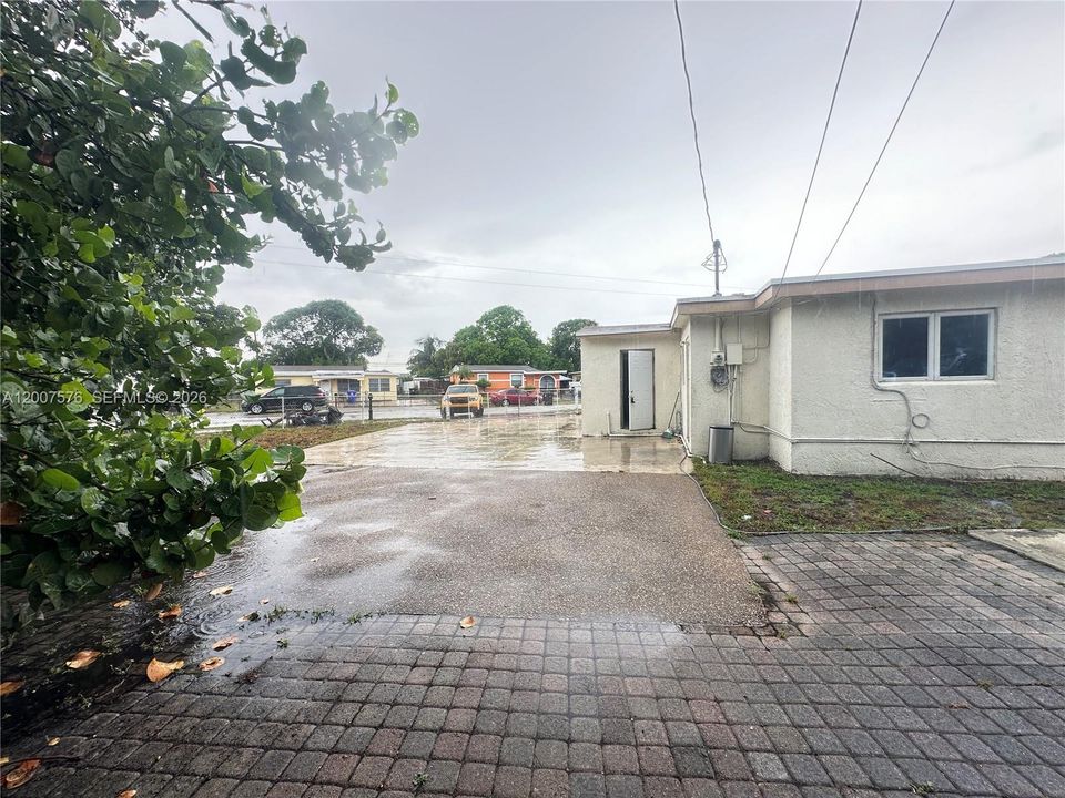 Activo con contrato: $2,800 (5 camas, 2 baños, 1538 Pies cuadrados)