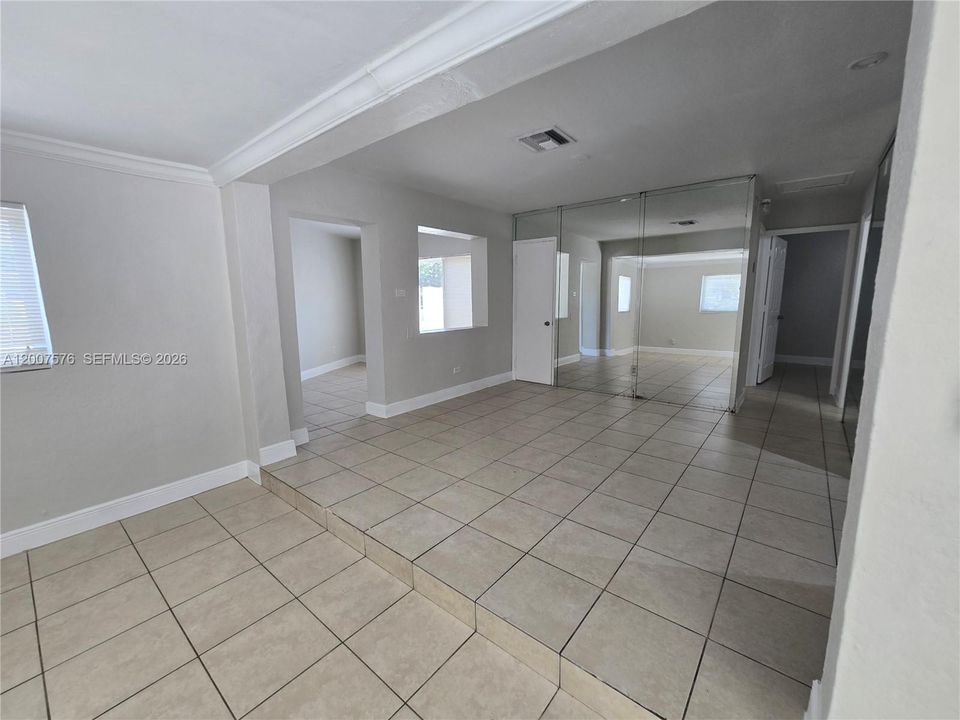 Activo con contrato: $2,800 (5 camas, 2 baños, 1538 Pies cuadrados)