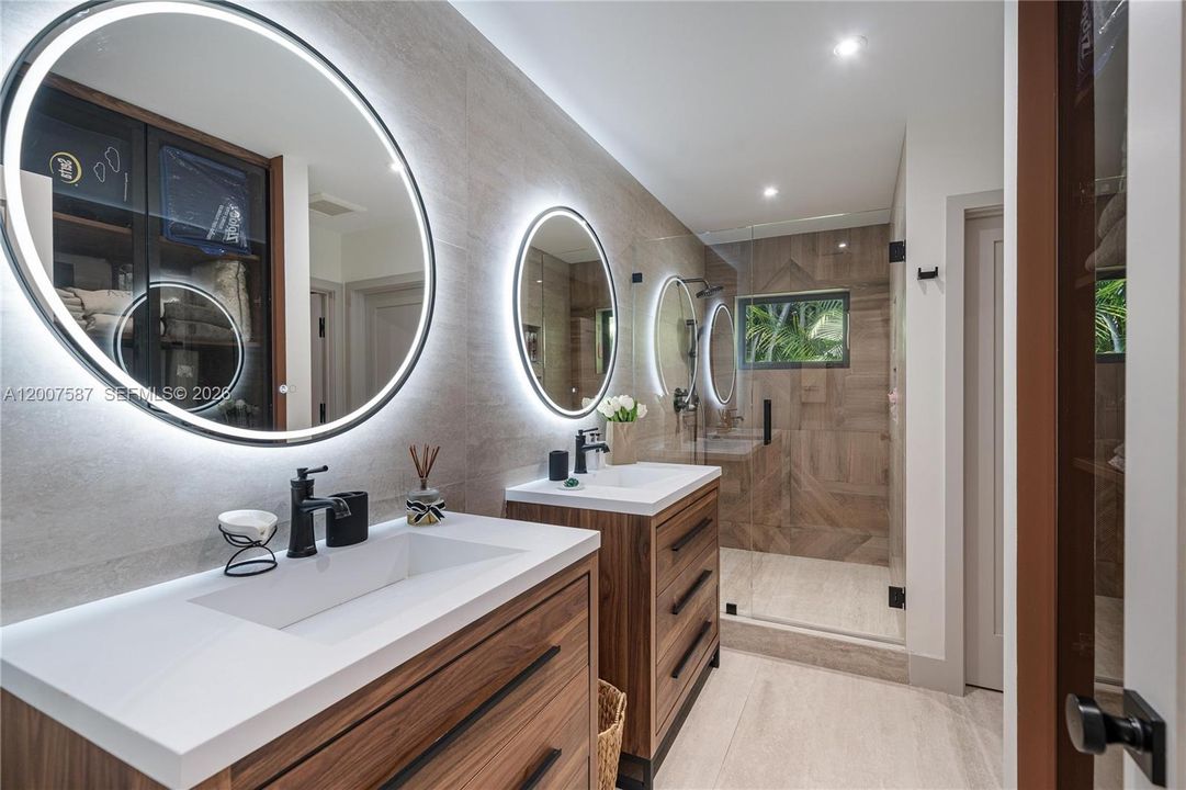 For Sale: $3,445,000 (4 beds, 5 baths, 3048 Square Feet)