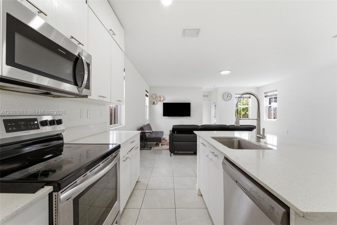 В аренду: $4,600 (5 спален, 3 ванн, 2233 Квадратных фут)