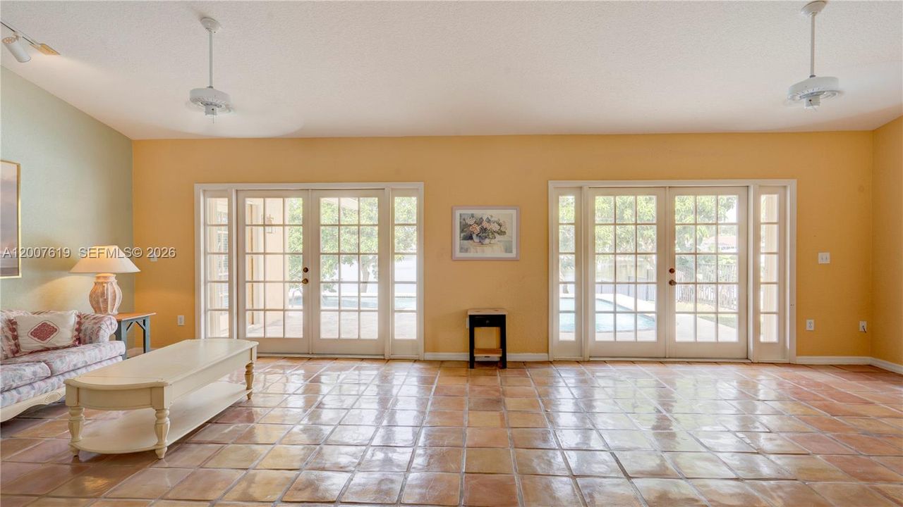 Activo con contrato: $749,000 (3 camas, 2 baños, 1740 Pies cuadrados)