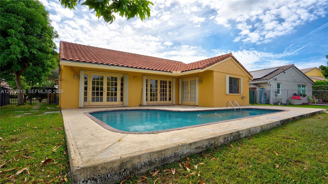 Activo con contrato: $749,000 (3 camas, 2 baños, 1740 Pies cuadrados)