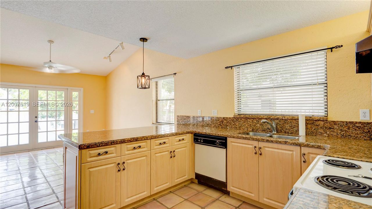 Activo con contrato: $749,000 (3 camas, 2 baños, 1740 Pies cuadrados)