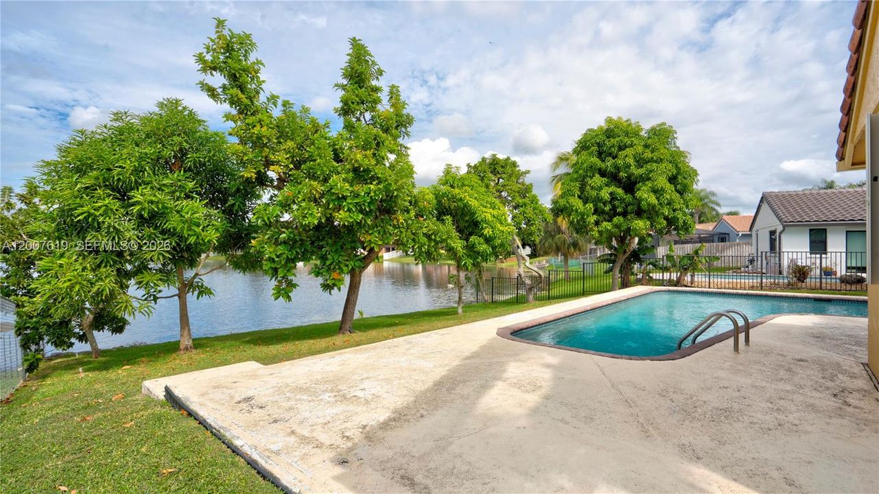Activo con contrato: $749,000 (3 camas, 2 baños, 1740 Pies cuadrados)