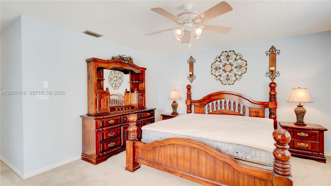 Activo con contrato: $749,000 (3 camas, 2 baños, 1740 Pies cuadrados)