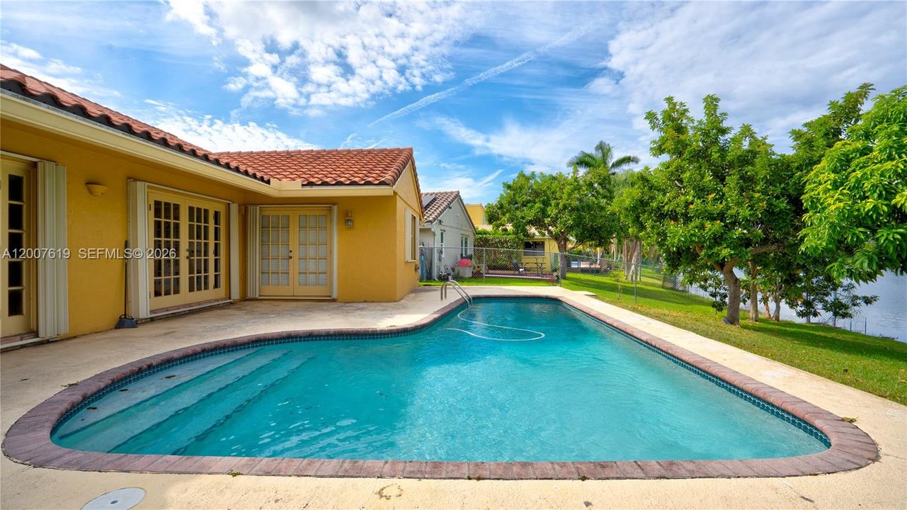 Activo con contrato: $749,000 (3 camas, 2 baños, 1740 Pies cuadrados)