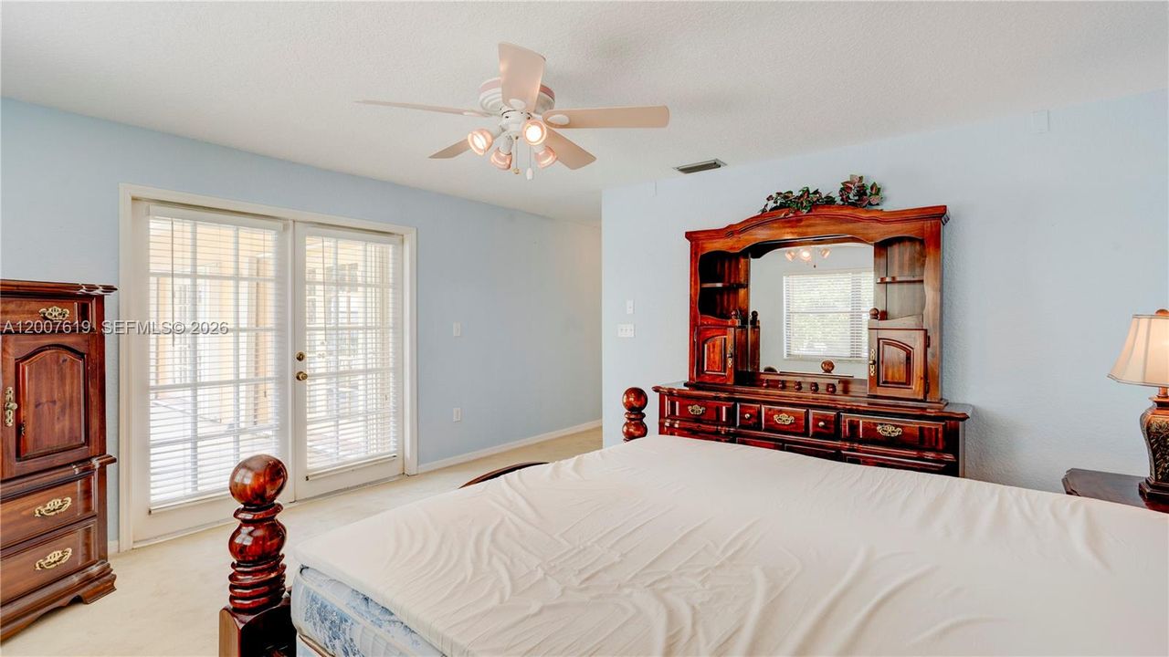 Activo con contrato: $749,000 (3 camas, 2 baños, 1740 Pies cuadrados)