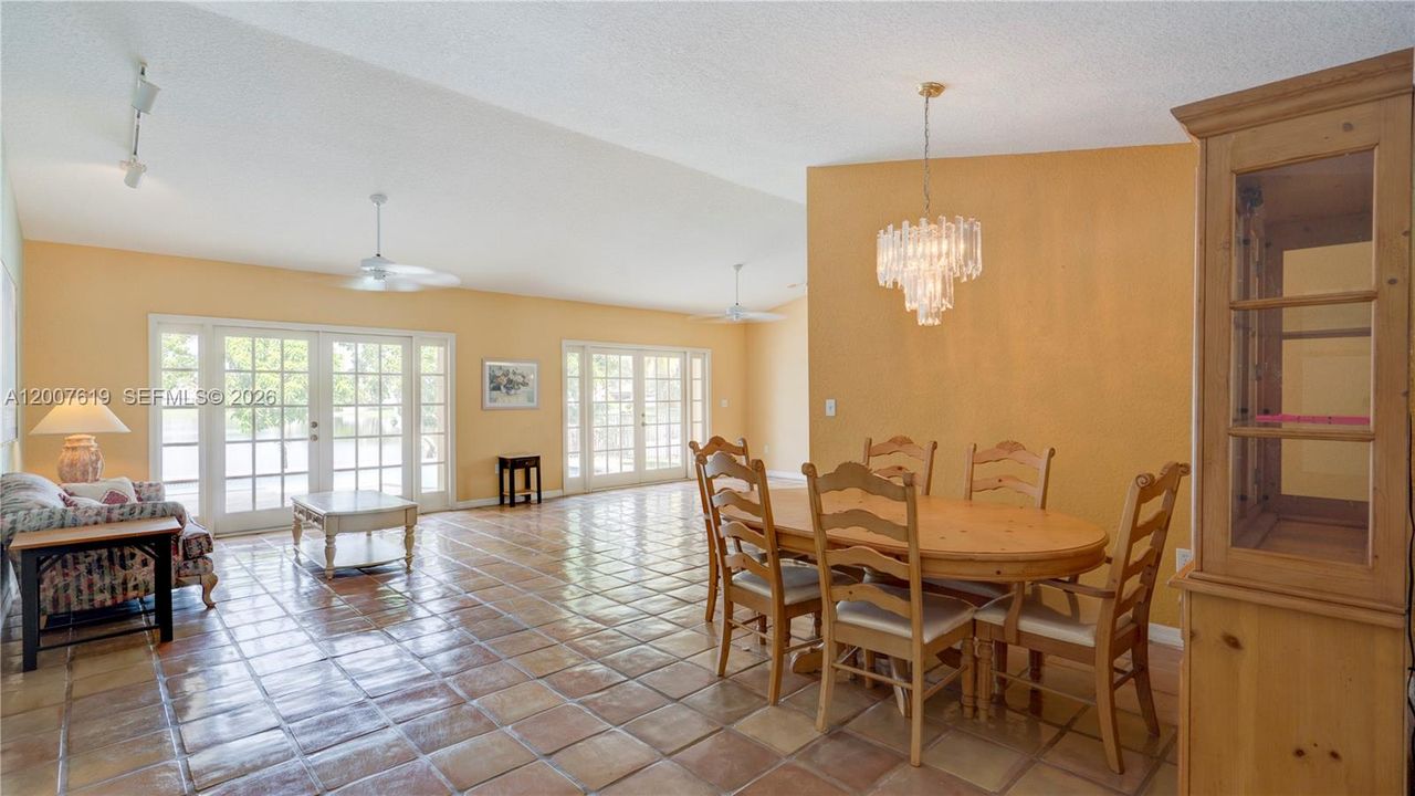 Activo con contrato: $749,000 (3 camas, 2 baños, 1740 Pies cuadrados)
