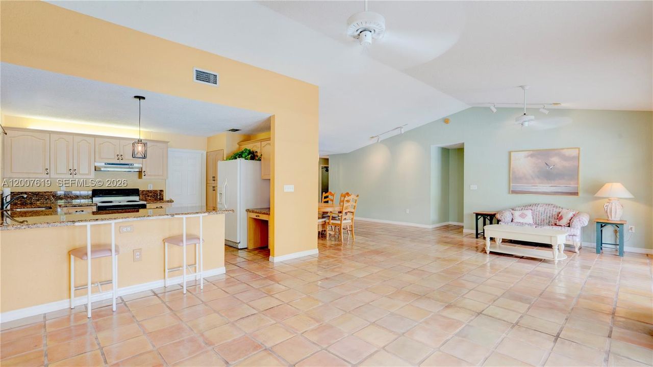 Activo con contrato: $749,000 (3 camas, 2 baños, 1740 Pies cuadrados)