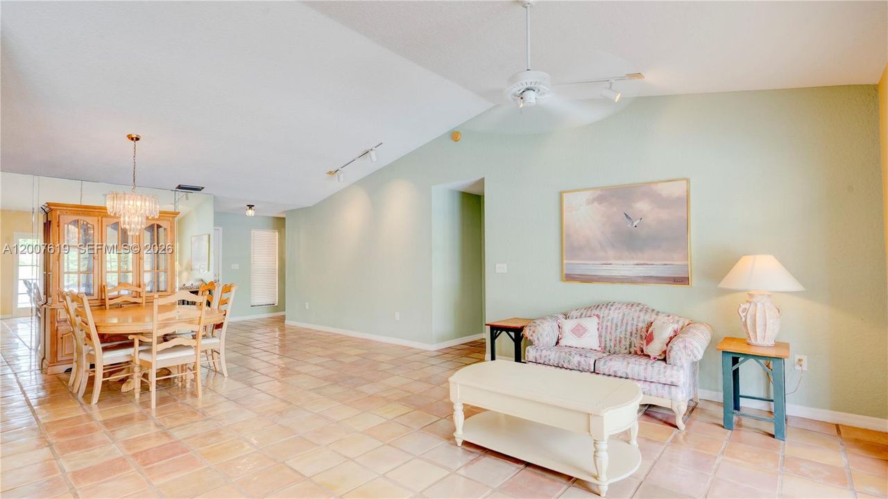 Activo con contrato: $749,000 (3 camas, 2 baños, 1740 Pies cuadrados)
