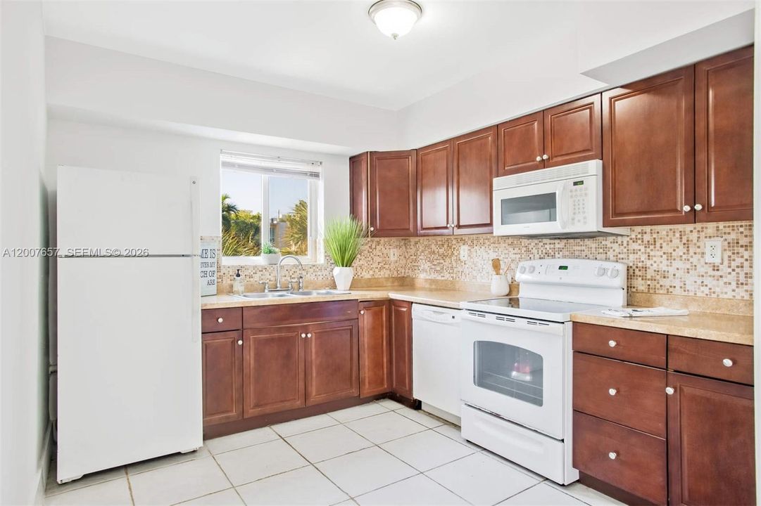 На продажу: $299,900 (1 спален, 1 ванн, 882 Квадратных фут)
